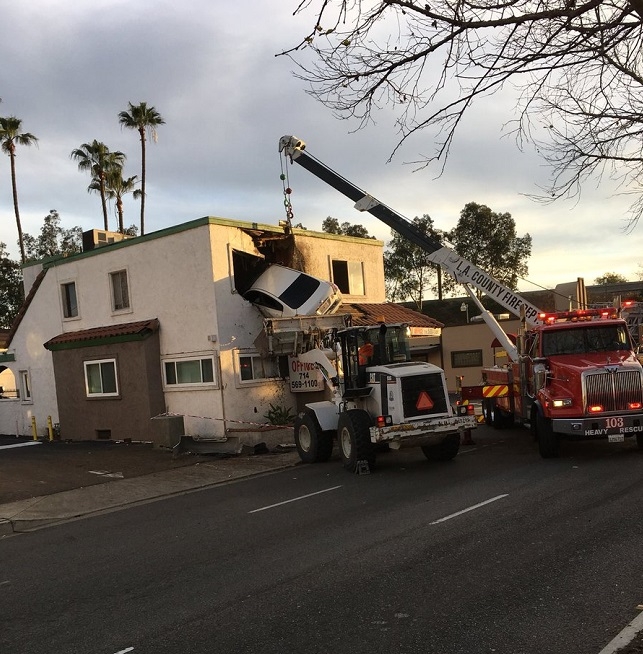 In An Unbelievable Incident, A Car Crashed into The Second Floor of A Building in California!