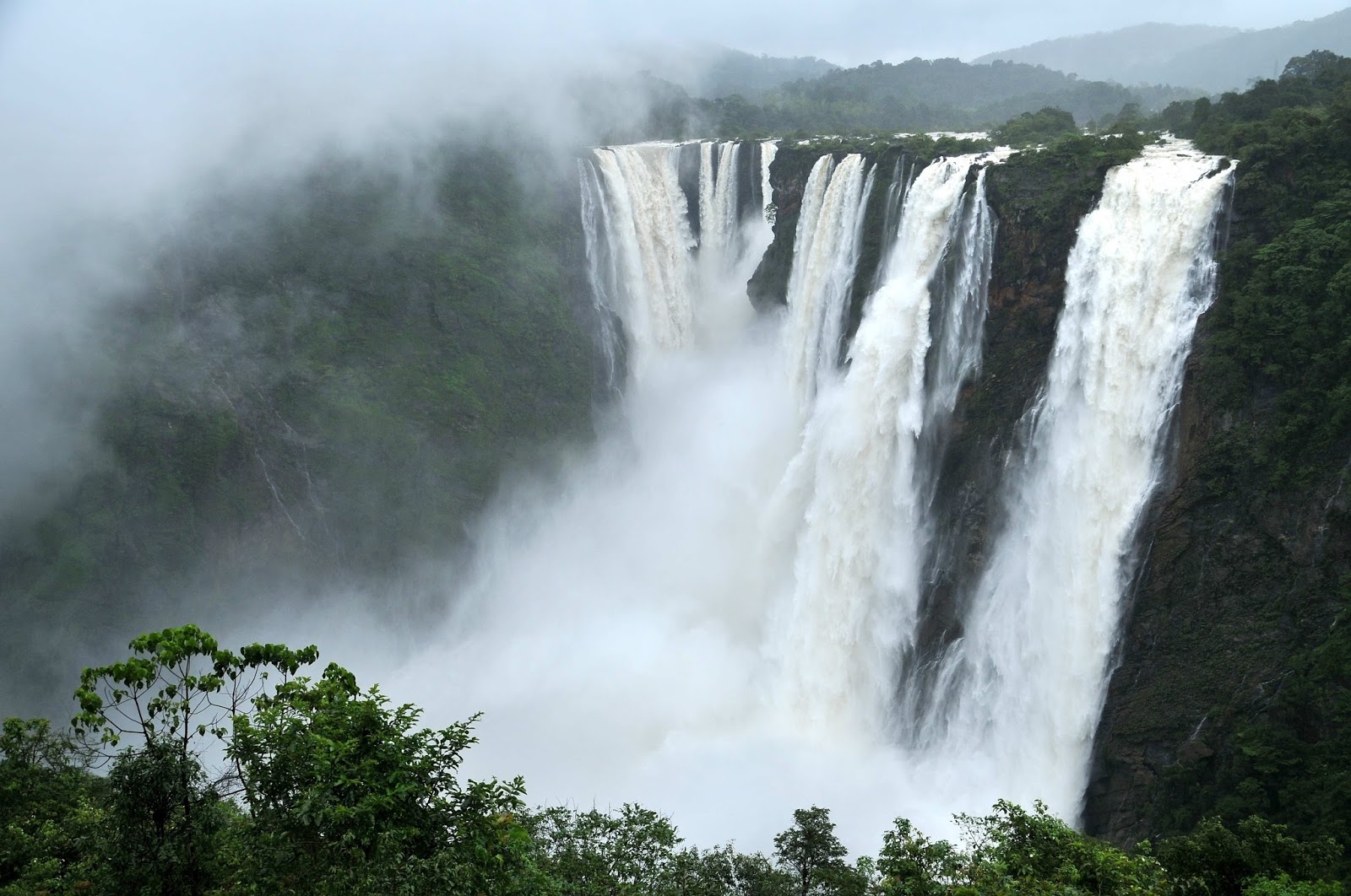 Travel : Mesmerizing Sohra Waterfalls in Meghalaya