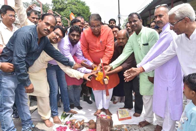 Revenue Minister Gupta performs bhoomi poojan at Ishwar Nagar