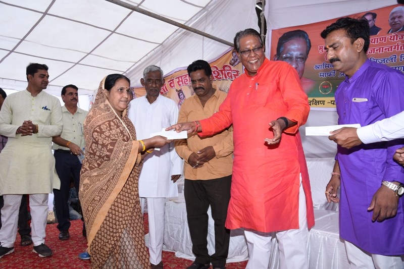 Revenue Minister Gupta distributes Smart Cards to Labourers at Shyam Nagar