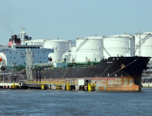 Crude oil price declines in domestic futures market