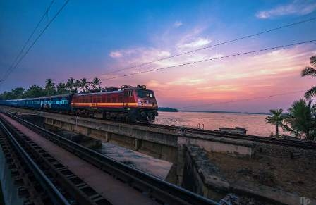नियमानुसार कई लोगों को मिलती है रेल किराये में छूट