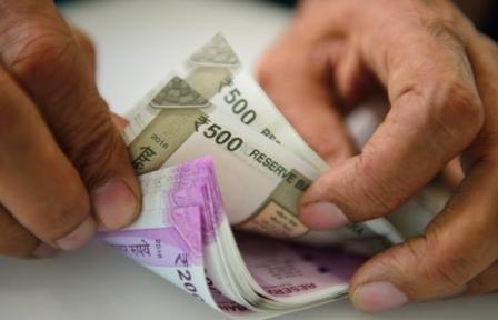 10 लाख रुपये से ज़्यादा की नकद निकासी पर टैक्स लगाने की तैयारी