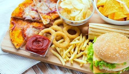 जंक फूड और सॉफ्ट ड्रिंक से हो रहे हैं बच्चे ‘बीमार’