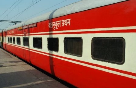 आईआरसीटीसी ने फ़िर लगाया टिकिट बुकिंग पर सर्विस चार्ज