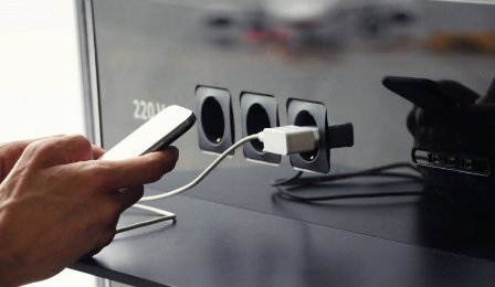 मोबाइल चार्जिंग स्टेशन्स पर मोबाइल चार्जिंग के दौरान बरतें सावधानी