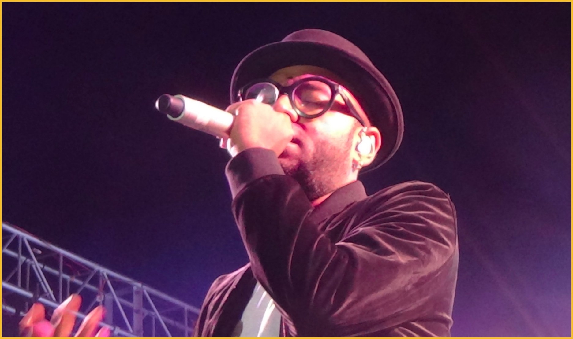 Benny Performs Live