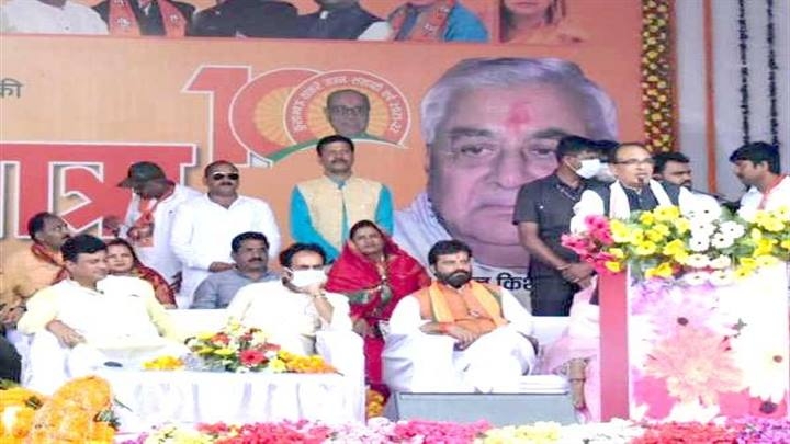 Chief Minister Chouhan learned the reality of schemes from people during Jandarshan Yatra
