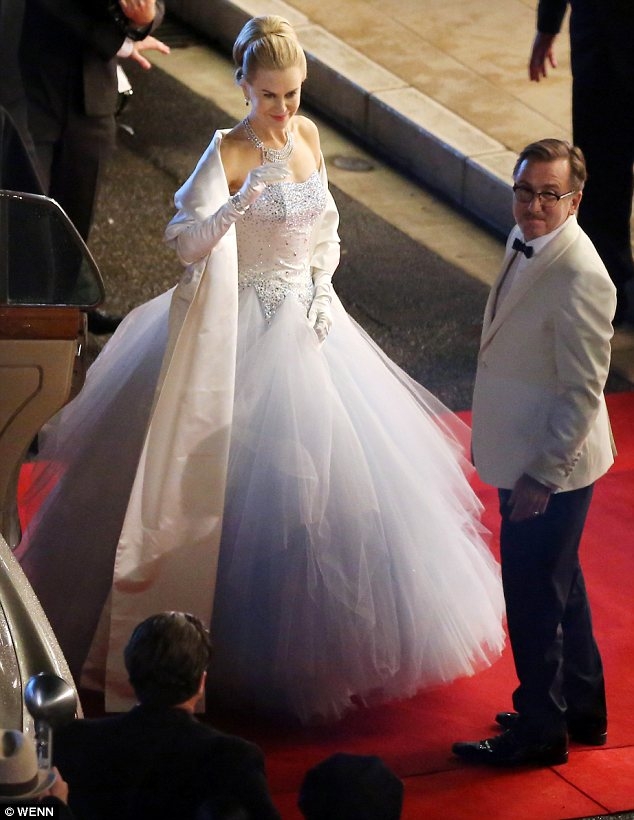 Nicole Kidman Puts Wedding Dress On Display At Exhibition Window