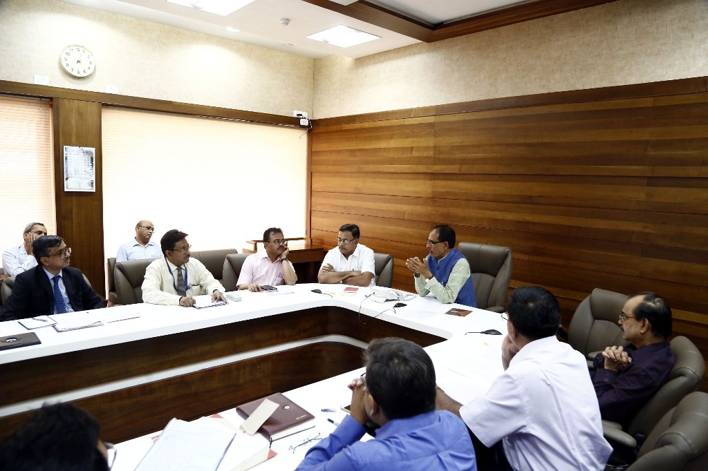 Ensure adequate cash availability in cooperative banks for farmers: CM