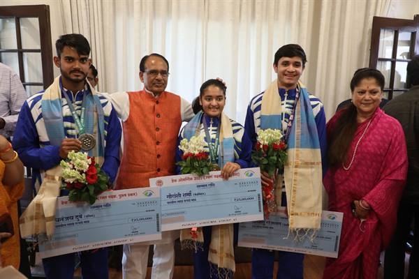 CM Chouhan extends his blessings and incentives to brilliant players