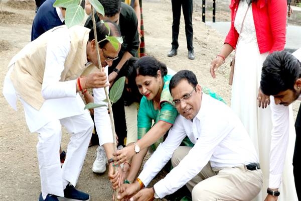CM Chouhan plants Neem, Banyan and Kachnar saplings