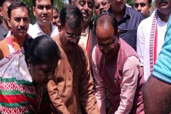 CM Chouhan plants Mahogany saplings in Murar