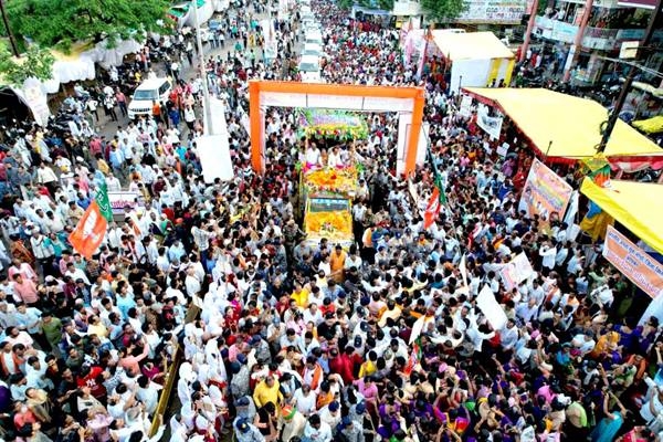 Crowd gathers in the road show of CM Chouhan