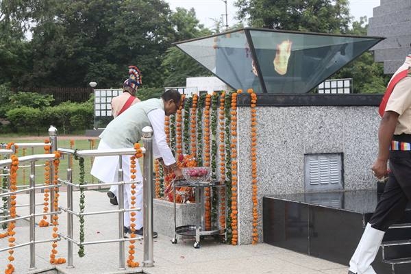 CM Chouhan offers wreath at Shaurya Stambh at Shaurya Memorial