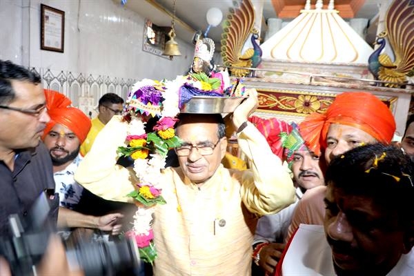 CM Chouhan visits Radhakrishna temple of Barkhedi Ahir Mohalla for Krishna darshan