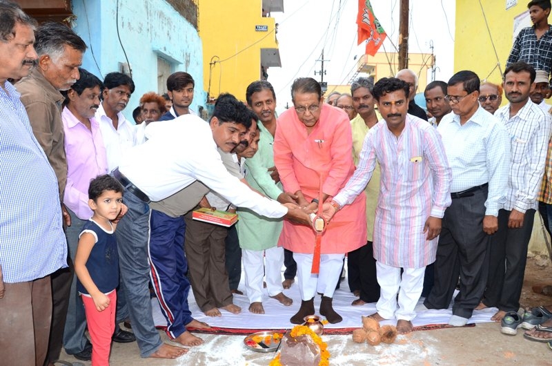 Revenue Minister performs bhoomi-pujan of C.C. Road in Panchsheel Nagar