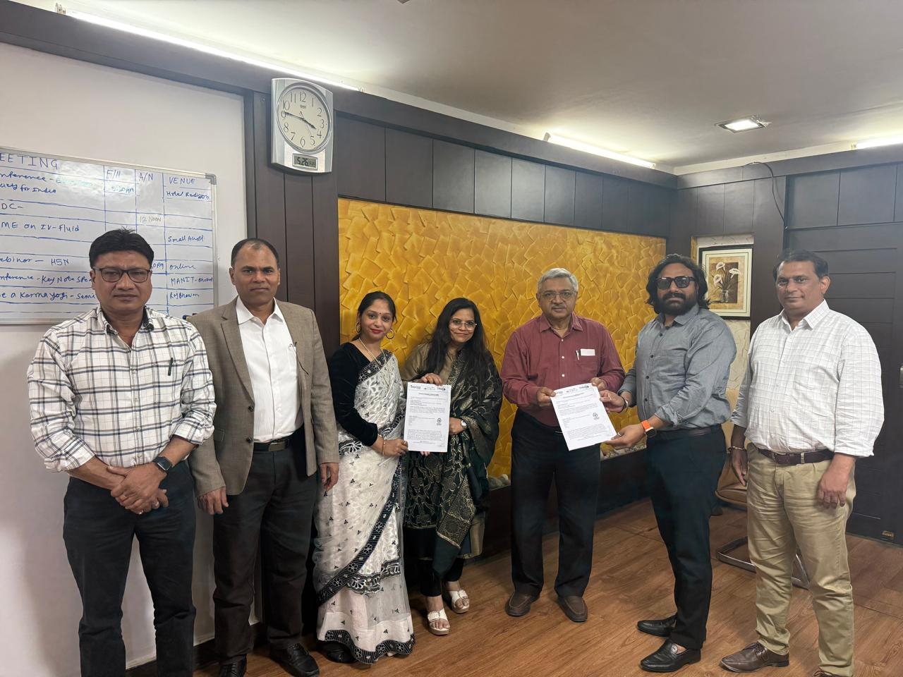 पीपुल्स विश्वविद्यालय और दिल्ली स्थित VMags Global Edutech   के बीच अनुसंधान के लिए  MOU साइन किया गया। 
