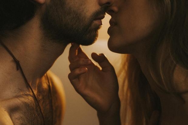 Humans globally lean to the right while kissing: Report