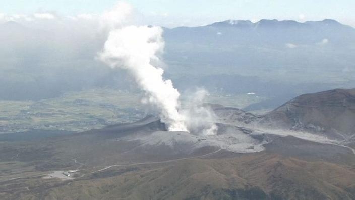 Volcano erupts in Japan, no injuries
