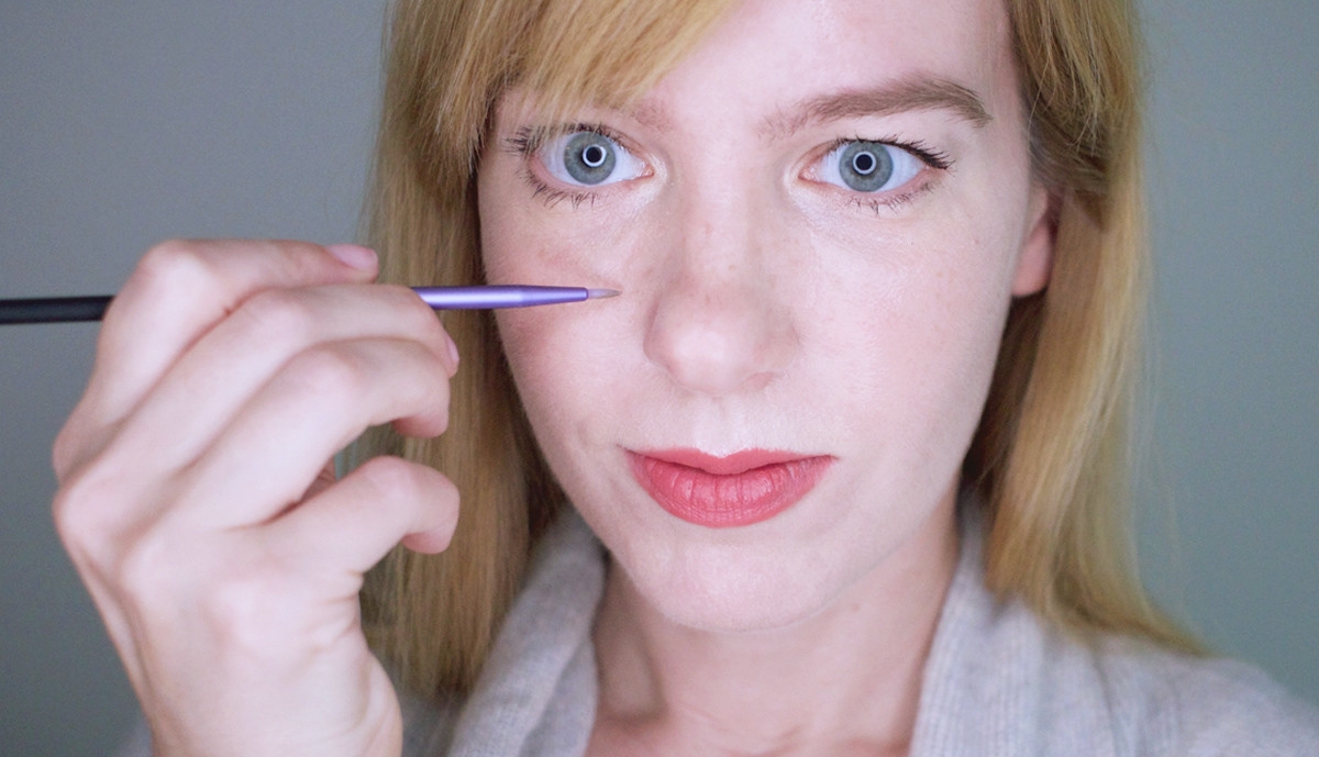 Glossy lips, full brows make women look younger