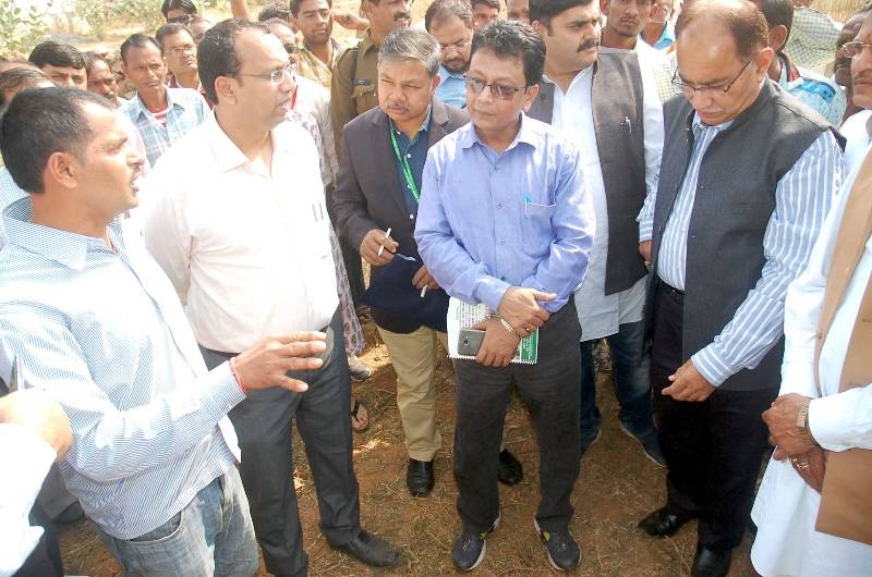 Central Drought Relief Team Tours Vidisha and Tikamgarh Districts
