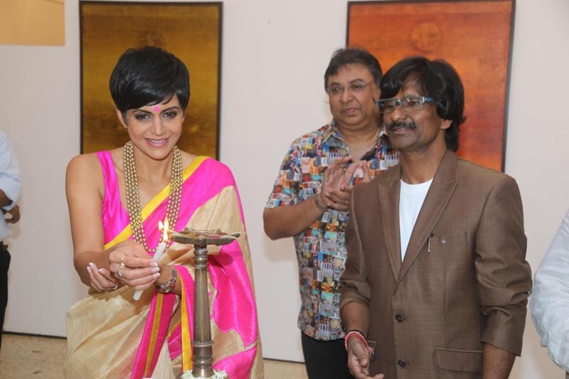 Actress Mandira Bedi inaugurated artist Ramesh Thorat's 