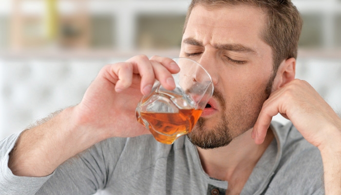  Heavy drinking and smoking can make you look older 
