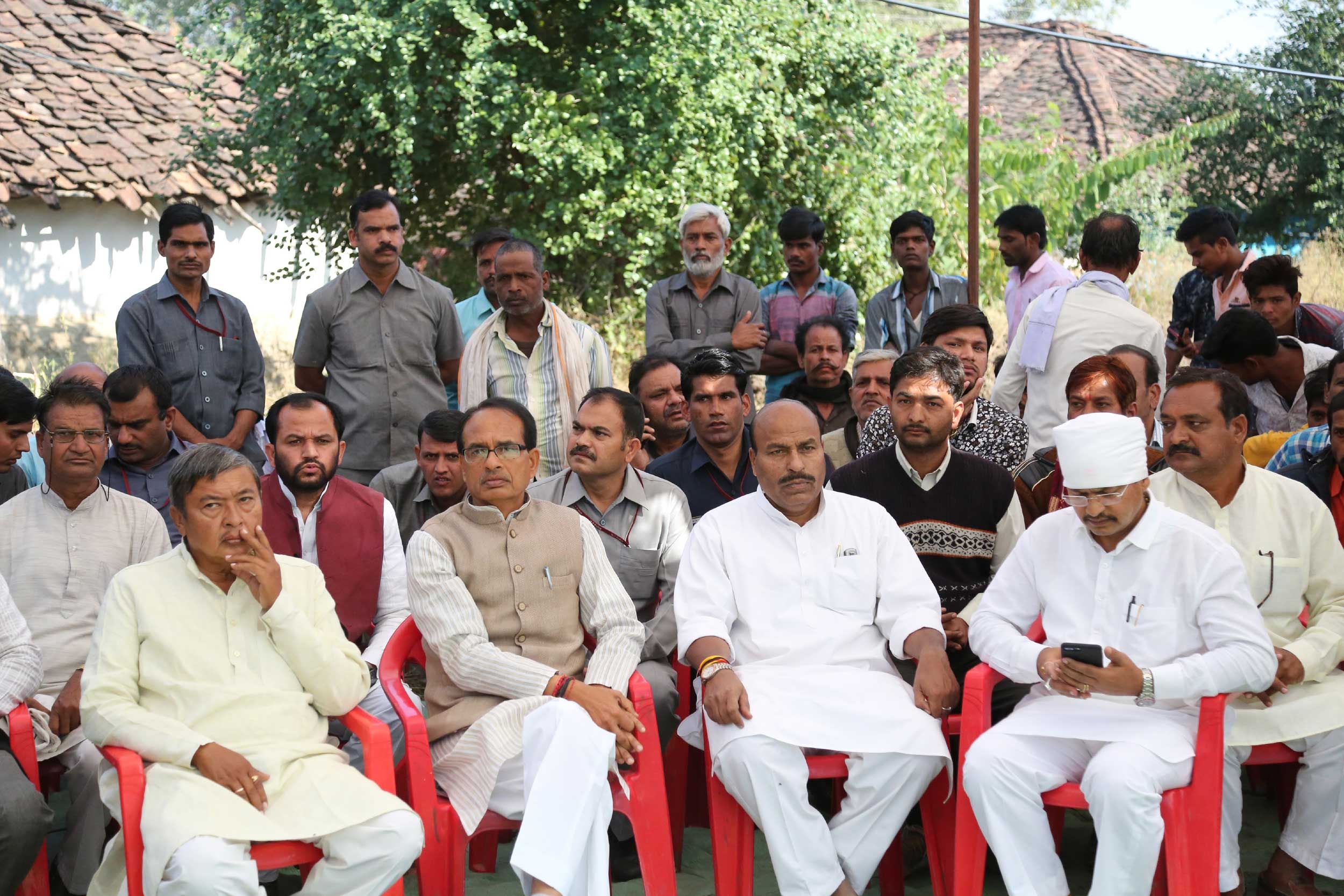 CM Chouhan reaches Late. Raja Dubey’s hometown