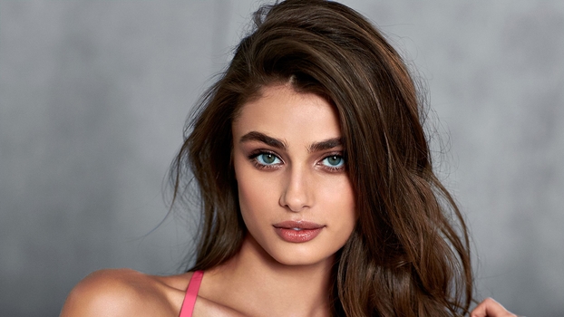  Taylor Hill keeps her tags on her clothes 