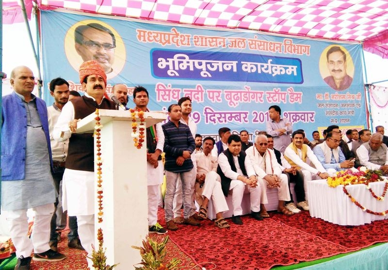 Minister Dr. Mishra performs Bhoomi-Poojan of Development Works at Kolaras and Badrawas