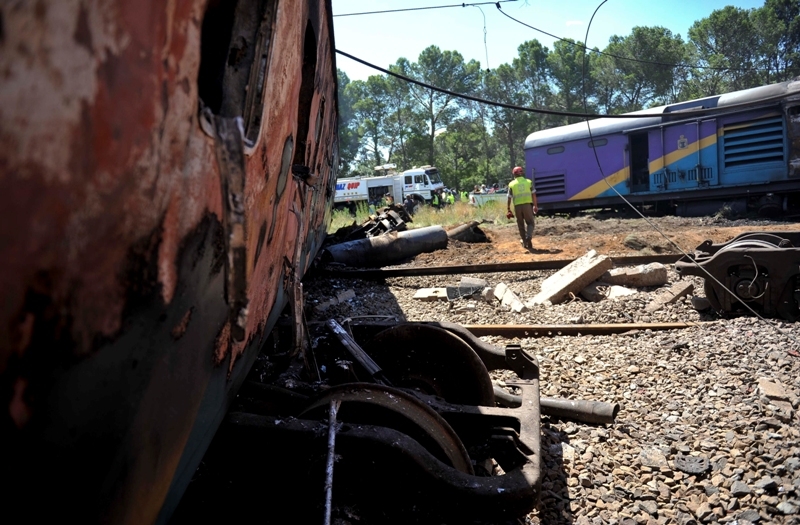  12 killed in South Africa train crash (Lead) 