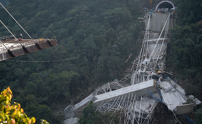  Bridge collapse kills 10 in Colombia 