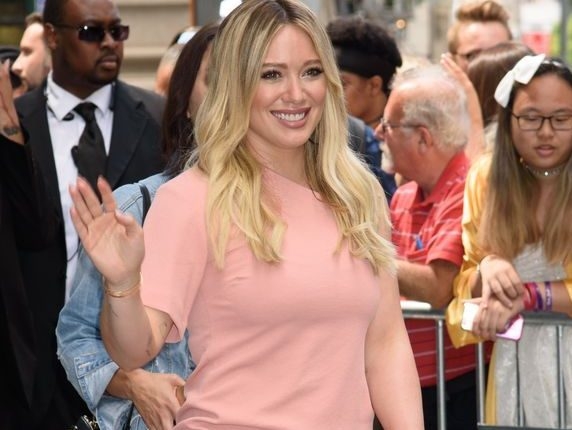  Hilary Duff shows fake baby bump 