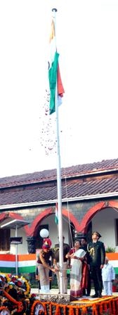 Governor hoists national flag at Raj Bhawan