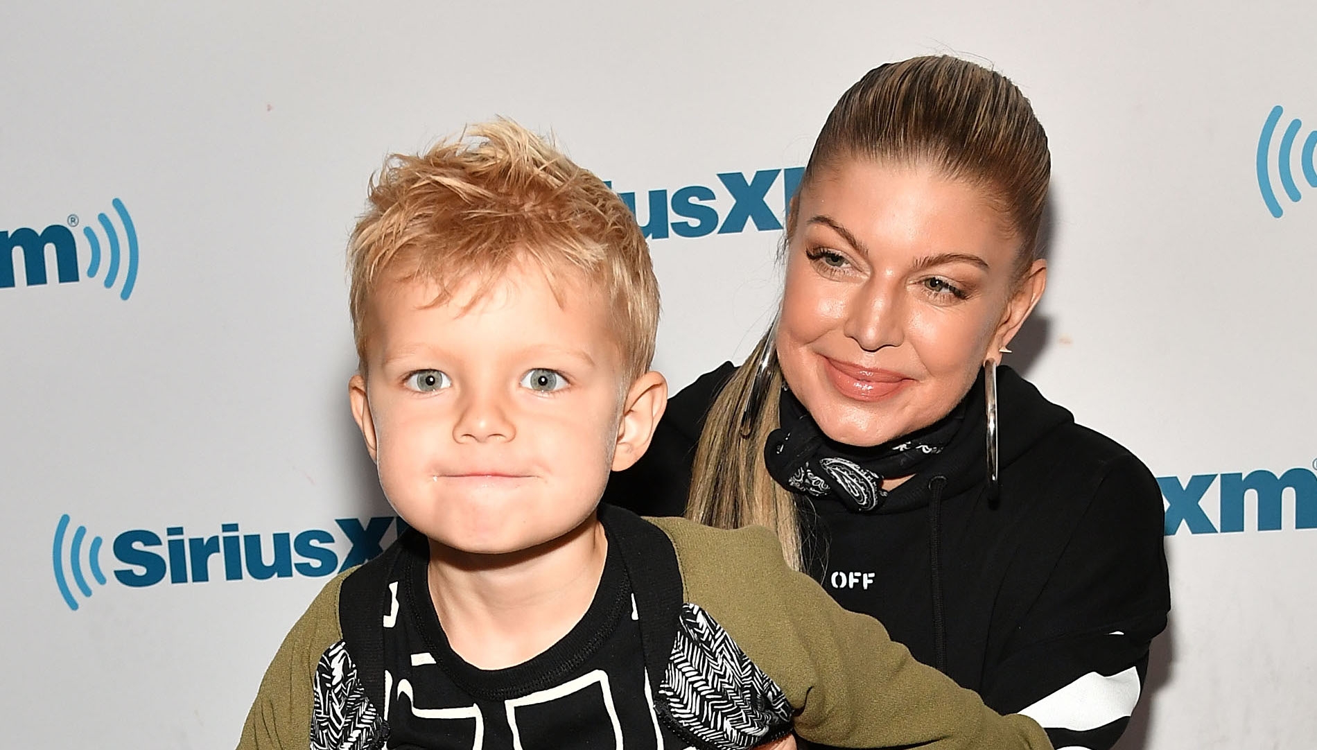  Fergie takes son to show s set 