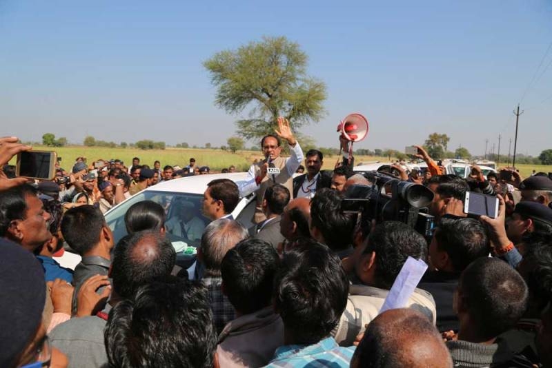 CM Chouhan visits hail –hit fields in Sagar district