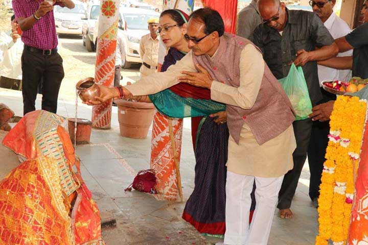 CM Chouhan performs Kuldevi puja, Ma Narmada aarti with his wife