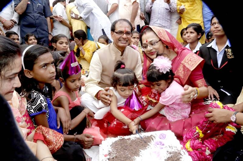 CM Chouhan receives innumerable greetings on his birthday