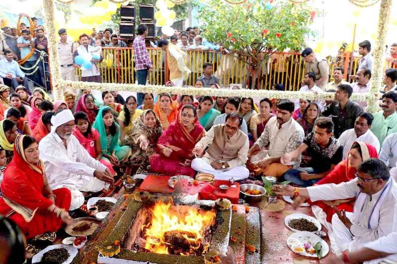 CM Chouhan Performs Pooja-Archana at Ganesh Mandir of Vidisha