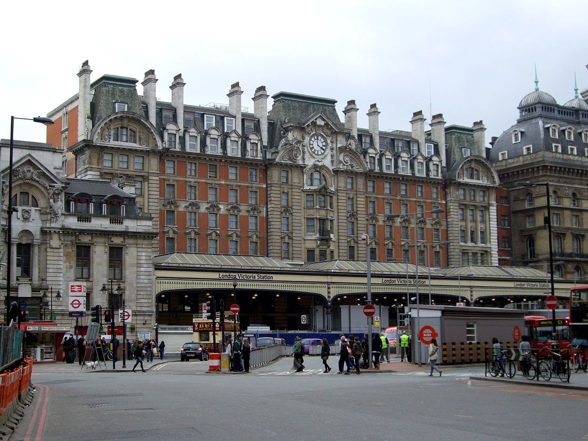  London rail station closed over  security alert  