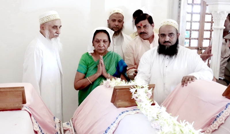 Governor Smt. Patel Pays Courtesy Visit to Saiyyadana Sahab