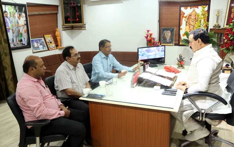 PR Minister Dr. Mishra was called on by Vice Chancellor Upasne