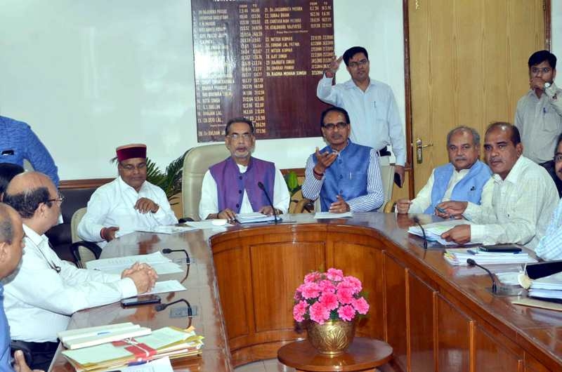 CM Chouhan along with Union Ministers Tomar and Gahlot meets Union Agriculture Minister regarding farmers problems