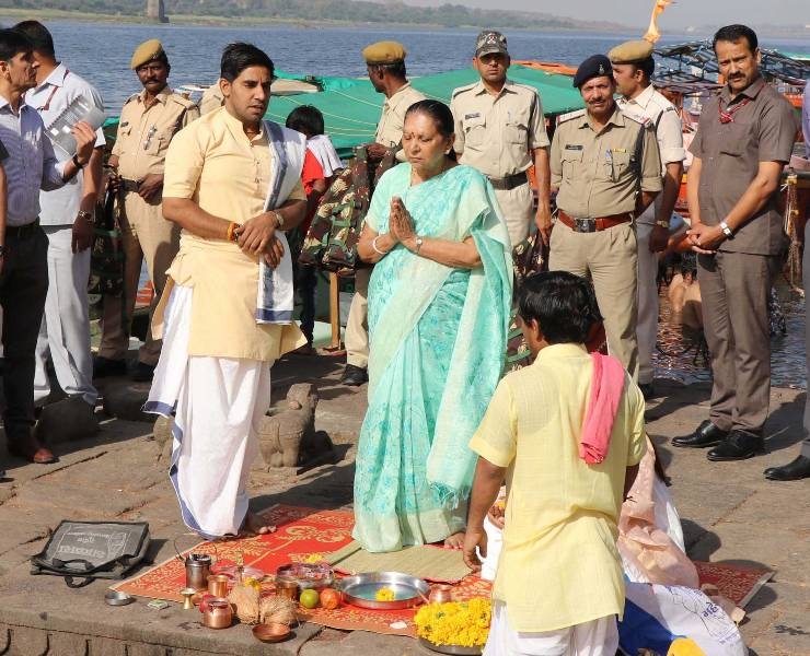 Governor Smt. Patel offers prayers to Maa Narmada; visits Maheshwar