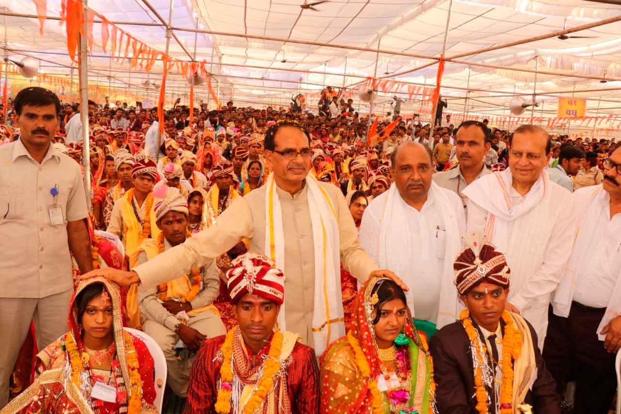 CM Chouhan blessed newly wedded couples in Bandrabhan