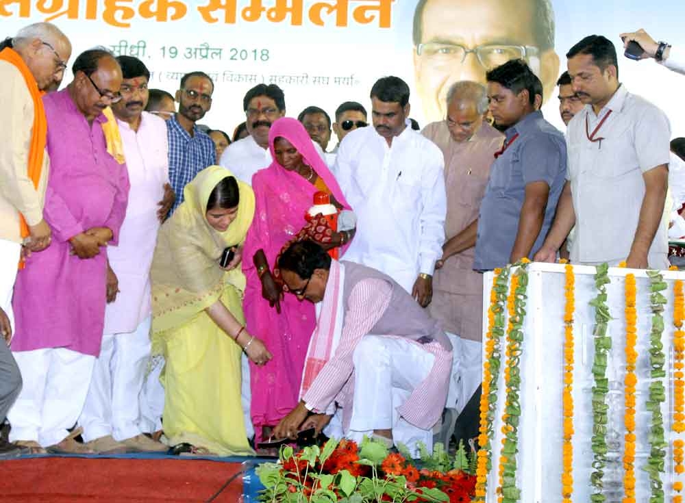Government to purchase forest produce on support price in case of low market price CM Chouhan helps Tendu Leaf Collectors Urmila and Parvati wear footwear