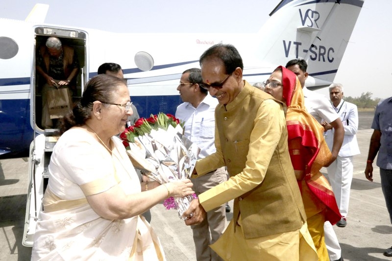 CM Chouhan accords welcome to Lok Sabha Speaker Smt. Mahajan