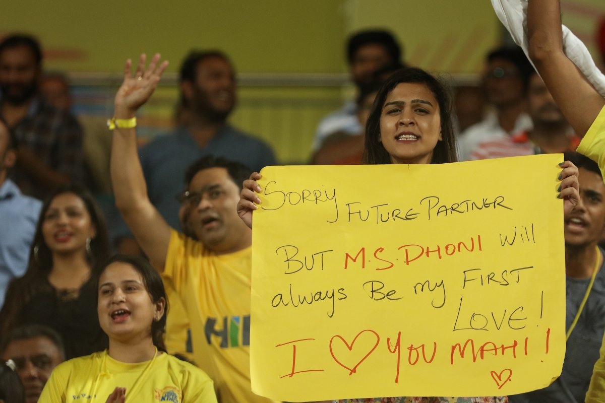 A female fan expresses her love for Dhoni in a live match