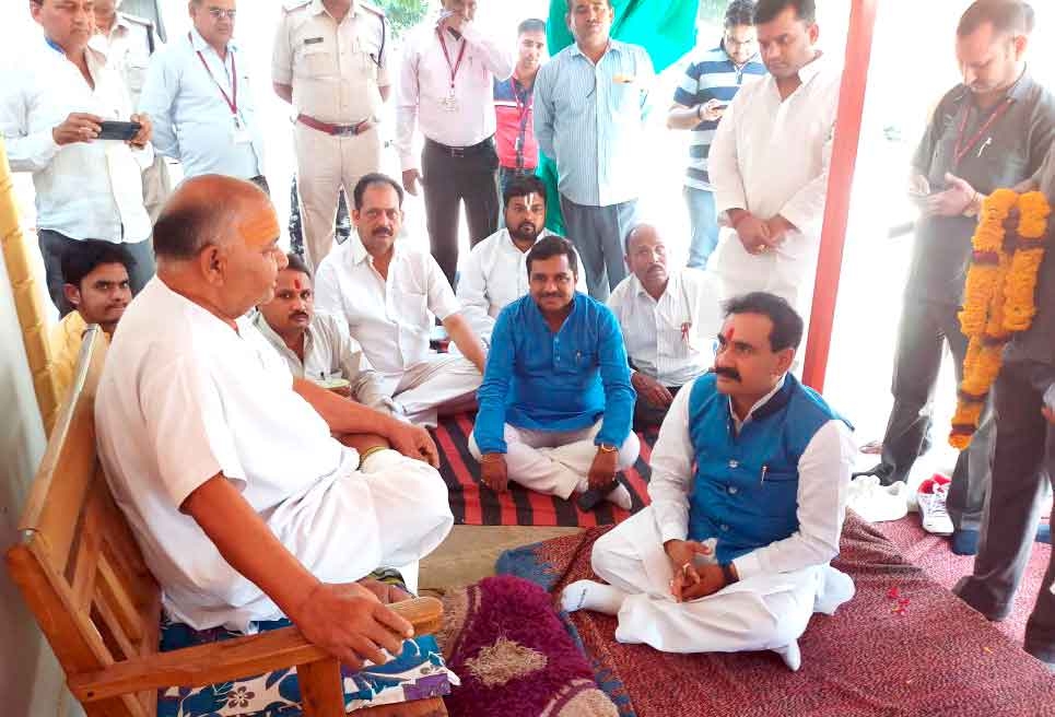 PR Minister Dr. Mishra seeks blessings of Daddaji
